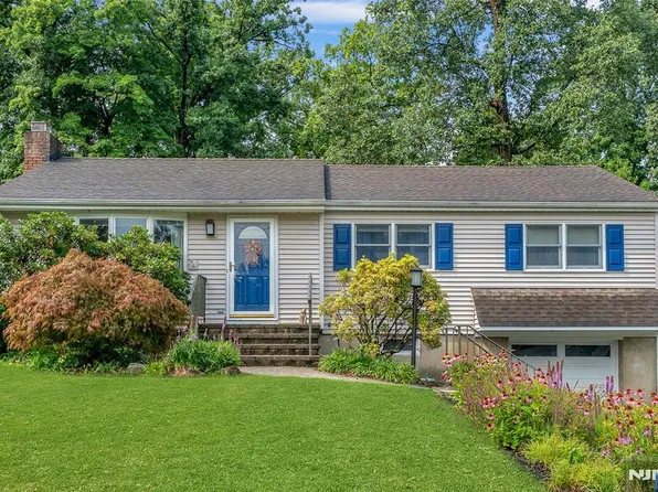 98 Walnut St, Oakland, NJ 07436