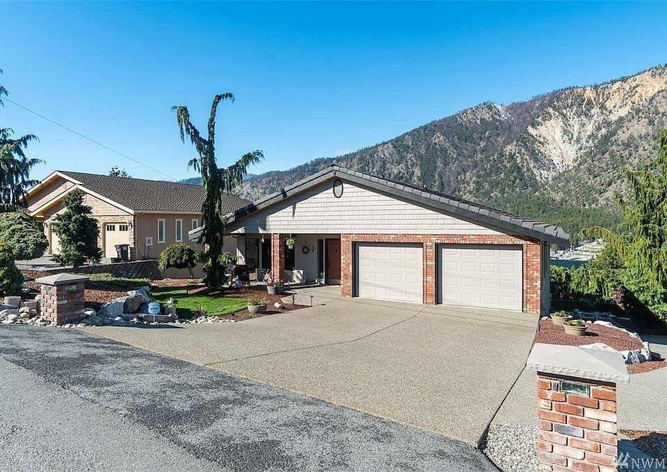 Front of house and beautiful Slide Ridge riding above Lake Chelan. One garage bay comes with rental. Second entry off garage level to downstairs apartment.