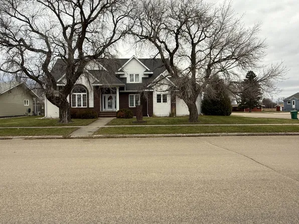 17 3rd St SE, Rolla, ND 58367
