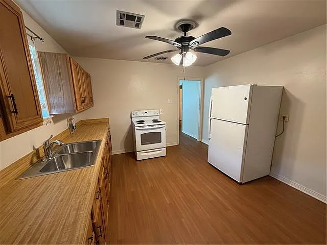 3 bed, 1.0 bath, 1100 sqft, $1,900 — Photo 3