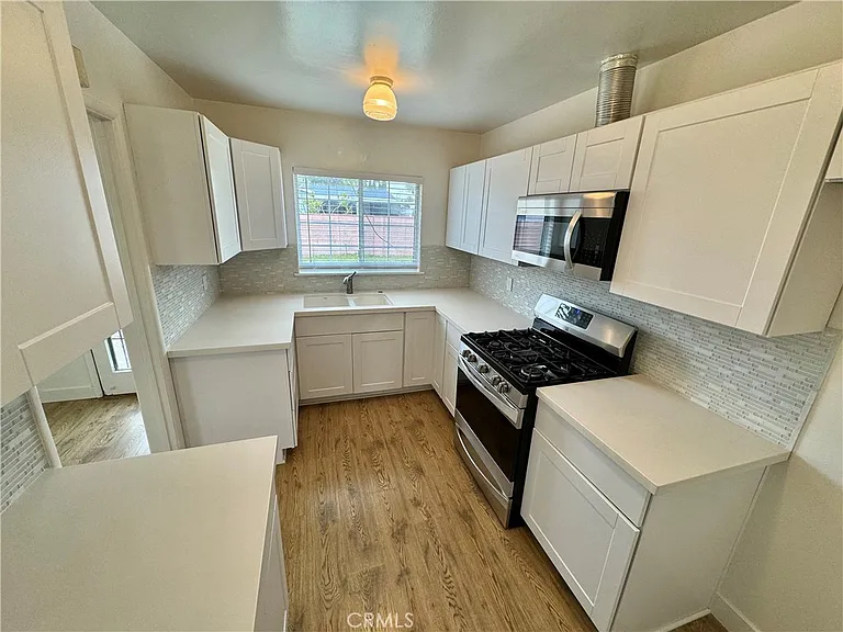 915 W Occidental St — Photo 5