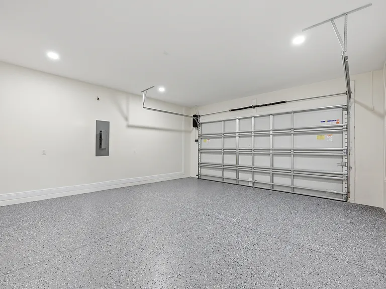 920 W Alfred St — Photo 35