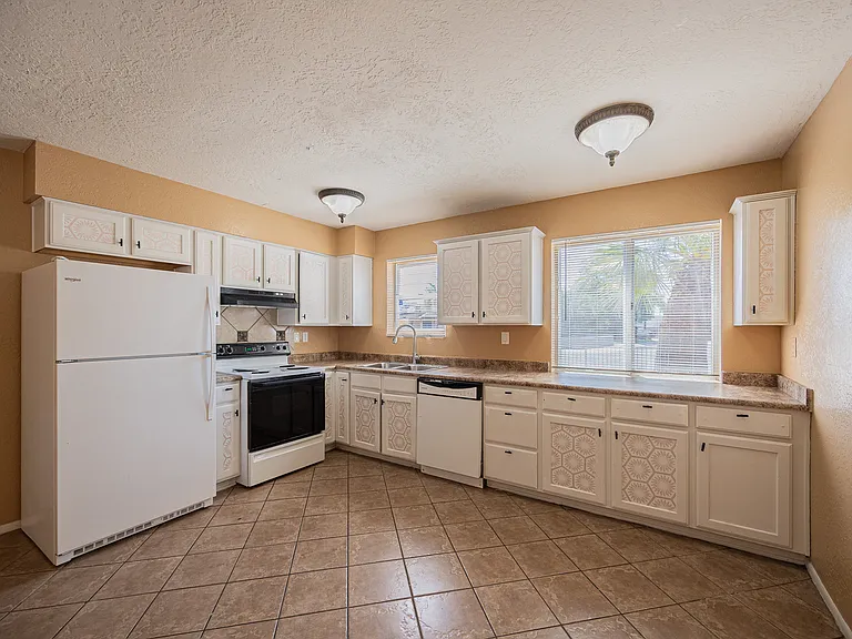 2130 W Cortez St — Photo 11