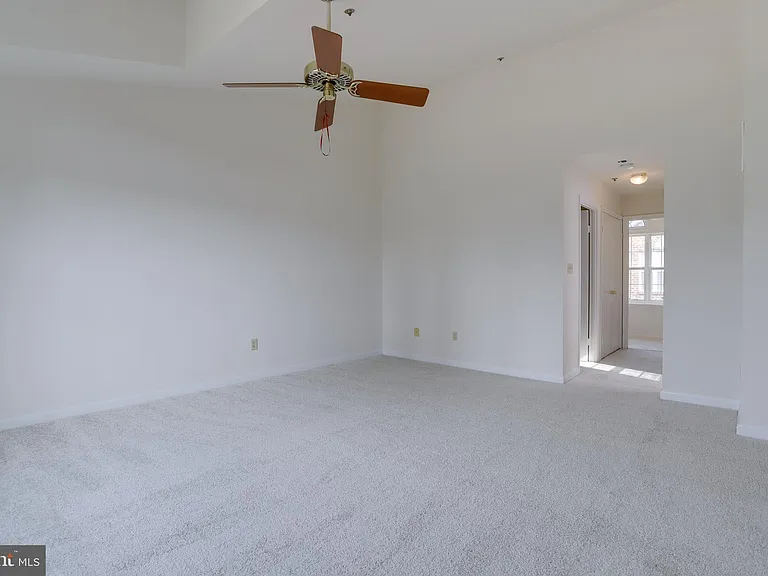 3050 S Glebe Rd — Photo 30