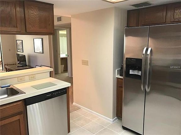 4th image of 10 Woodlake Pl