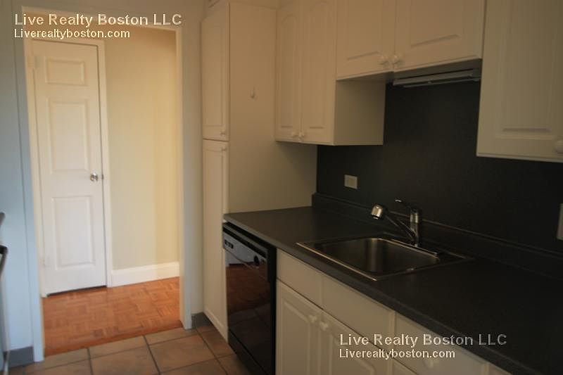 2nd image of 1548 Beacon St
