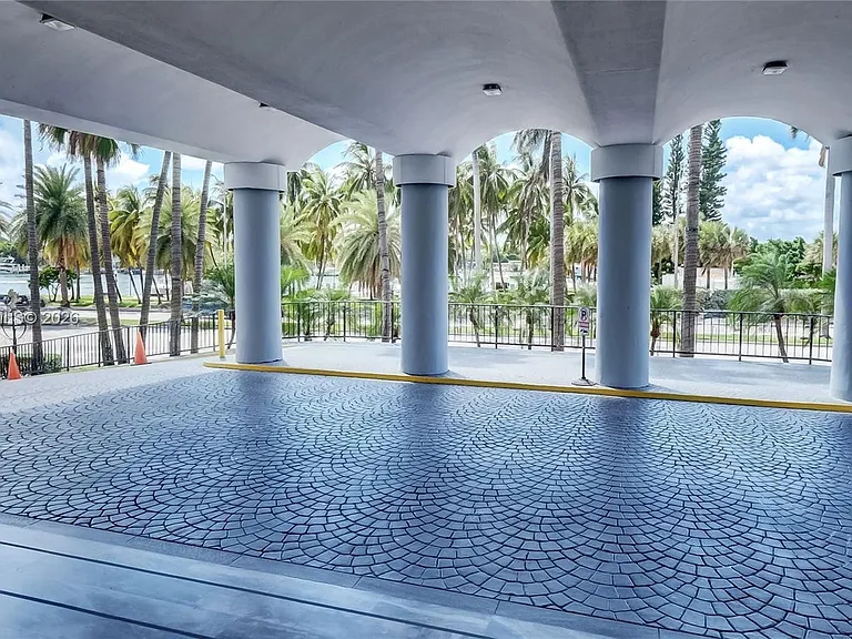 5401 Collins Ave #1126 — Photo 4
