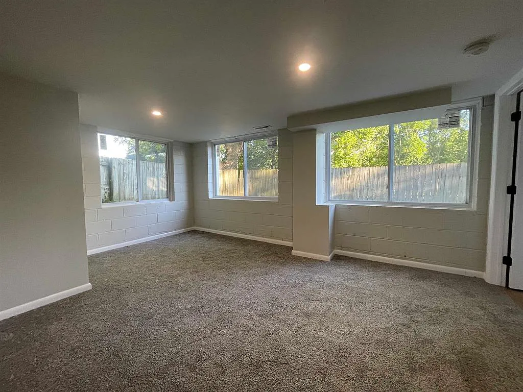 4 bed, 2.5 bath, 1354 sqft, $2,500 — Photo 4