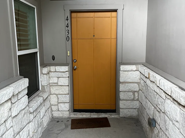 4430 Huntley Dr — Photo 2