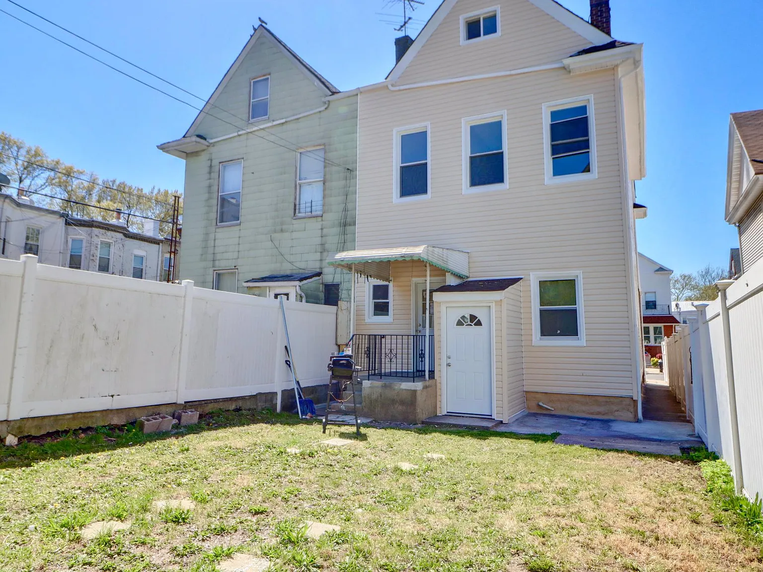 3 bed, 1000 sqft, $3,600 — Photo 2