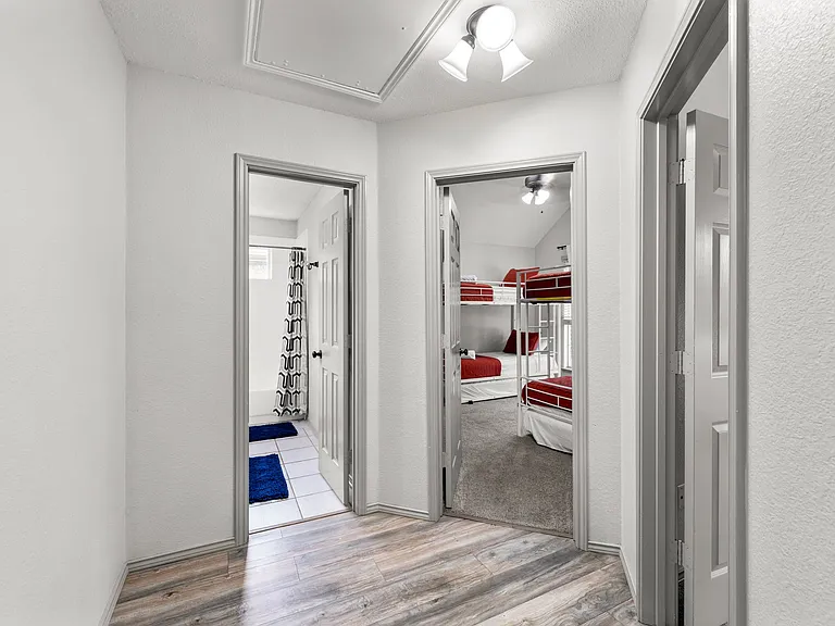 10313 Samantha Dr — Photo 32