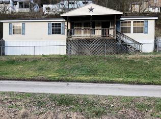 90 Wildwood Ln, Logan, WV 25601
