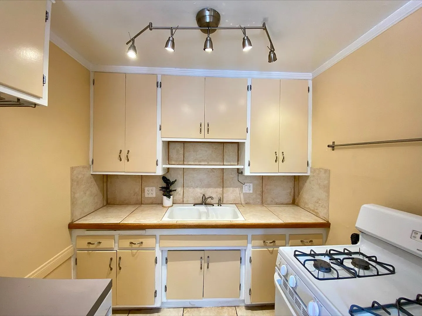 Conveniently Situated Near Shops, Breweries, & Restaurants in North Park! In Unit Washer & Dryer!... — Photo 4