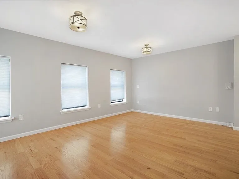 565 1st St #1 — Photo 2
