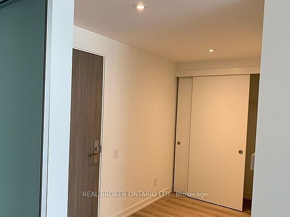 4th image of 161 Roehampton Ave #608