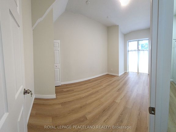 3rd image of 558 Spadina Cres #1