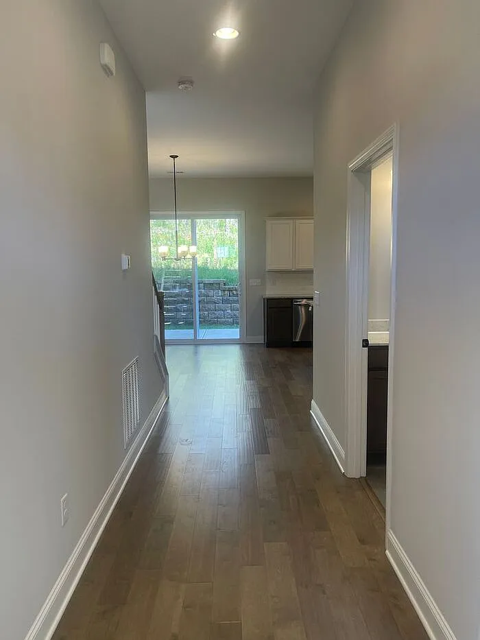 4 bed, 3.0 bath, 2491 sqft, $3,000 — Photo 4