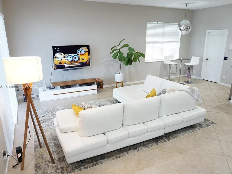 878 Lavender Cir — Photo 2
