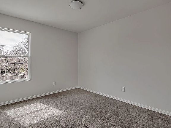 4th image of 1128 E Broadway Ave