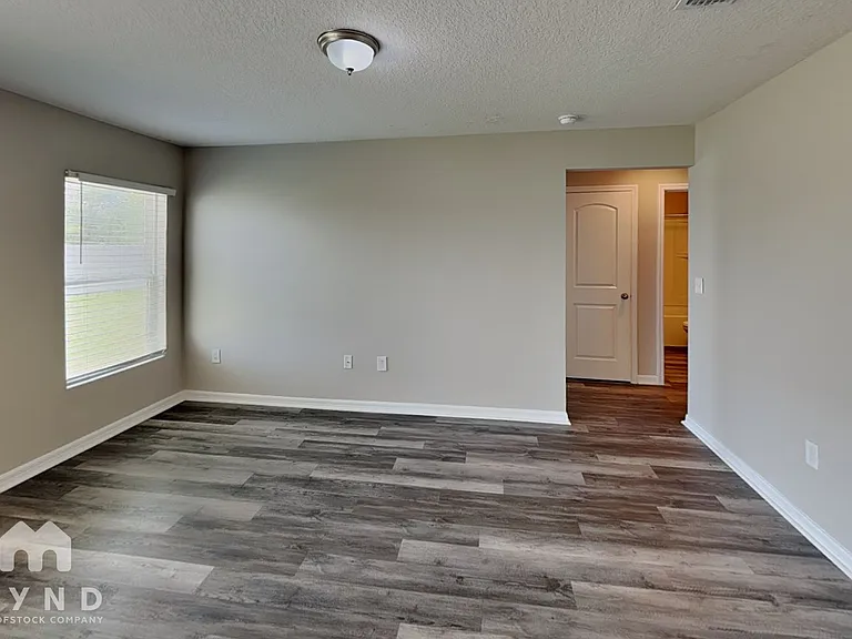 320 Daffodil Ln — Photo 8