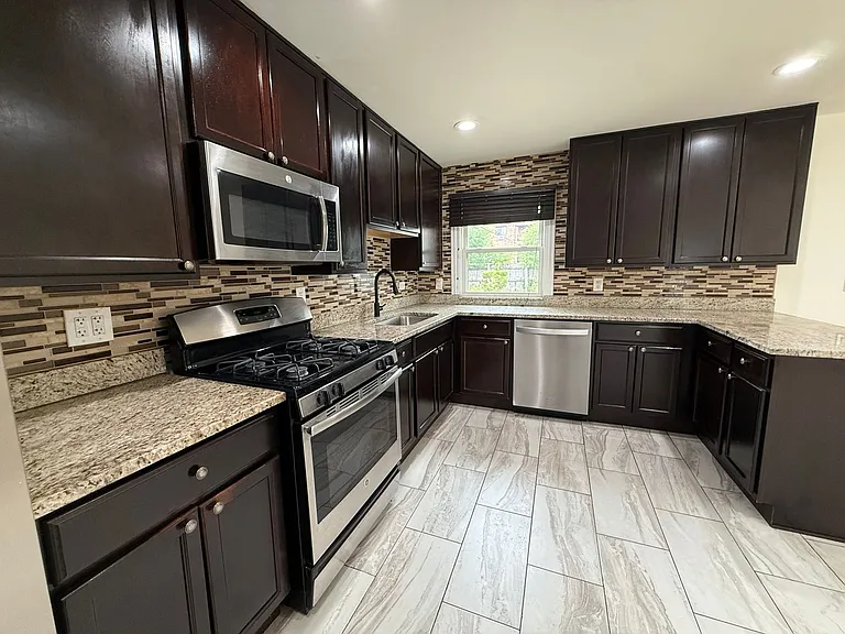 542 Cherry Ln — Photo 8