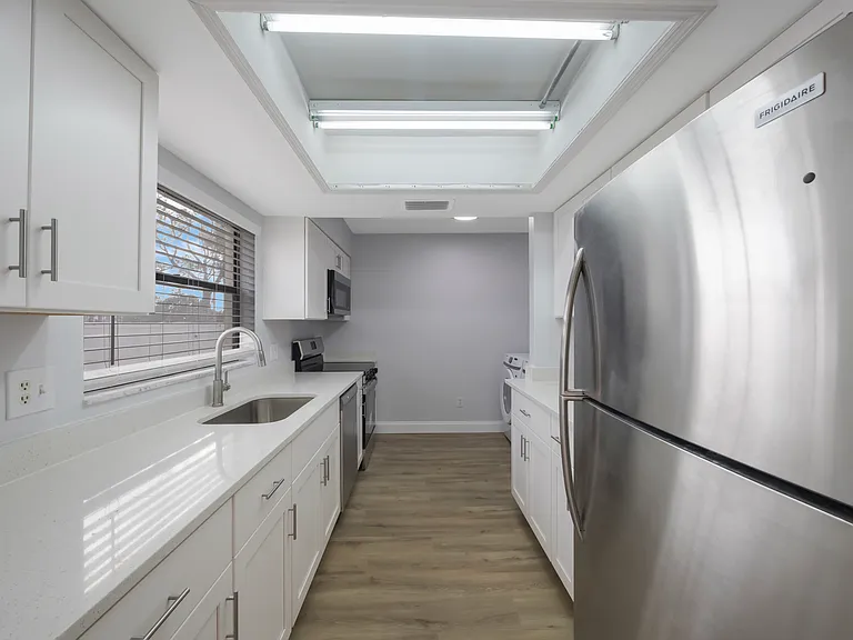 200 Westwood Ter N #122 — Photo 5
