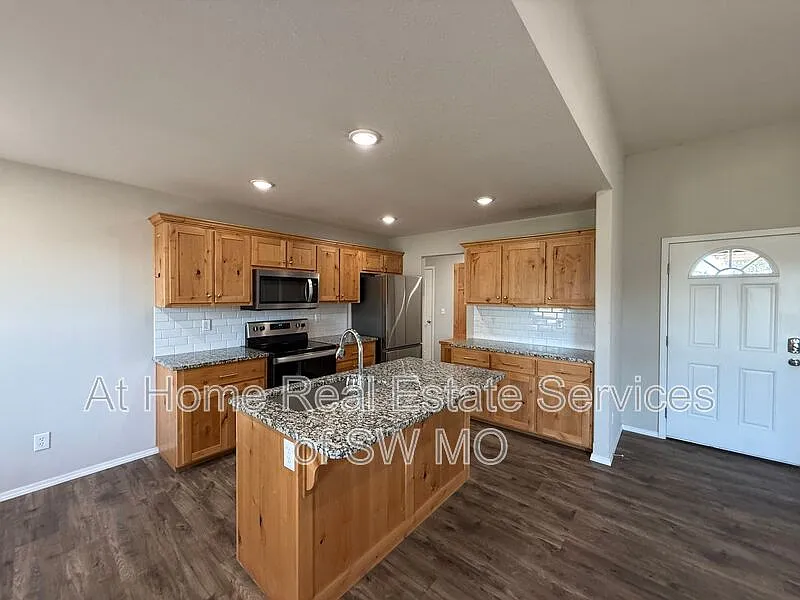 4 bed, 2.0 bath, 1511 sqft, $1,980 — Photo 4