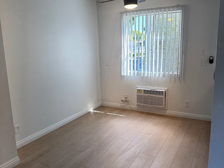Venice Apartments — Photo 17