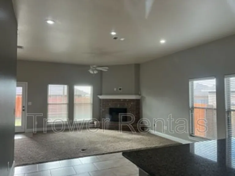 810 E 92nd St — Photo 2