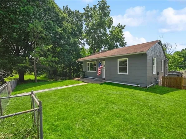 919 Walnut St, Leavenworth, KS 66048