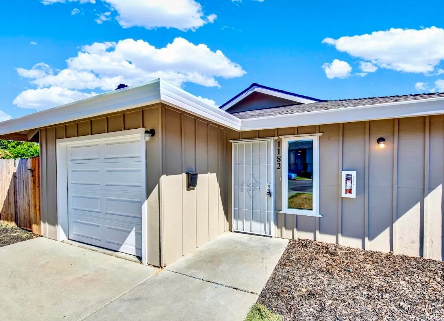 3 bed, 900 sqft, $2,650 — Photo 1