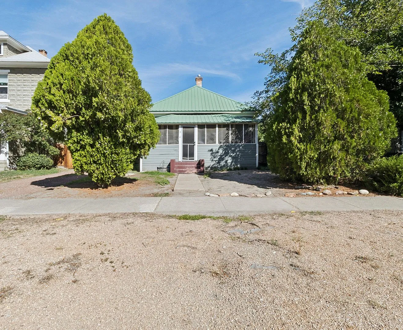 Beautiful Downtown 2-bedroom With Private yard — Photo 2