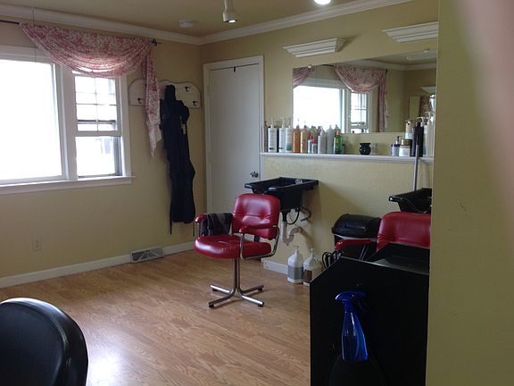 2nd image of 133 Mechanic St