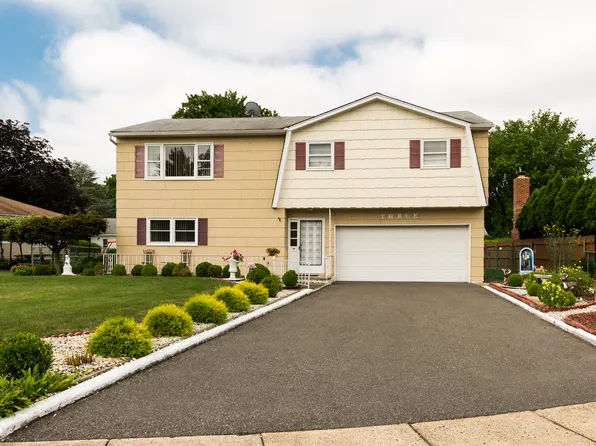 3 McBratney Ct, Edison, NJ 08820