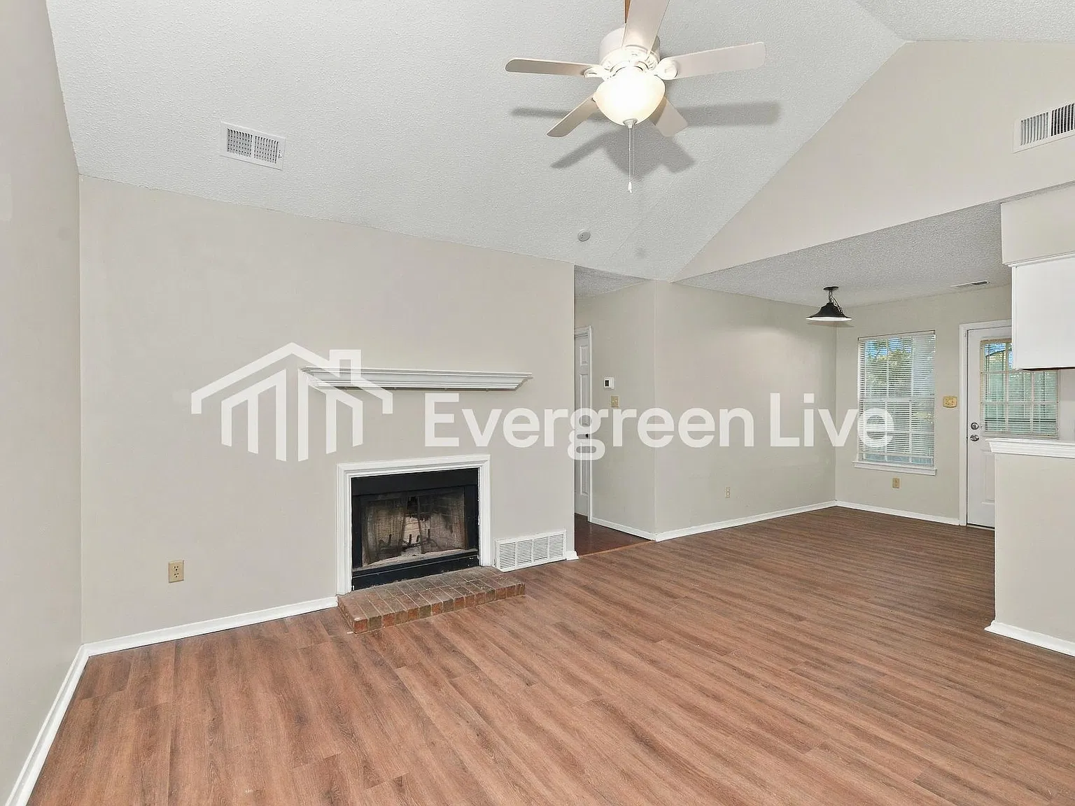 3 bed, 2.0 bath, 1077 sqft, $1,245 — Photo 3