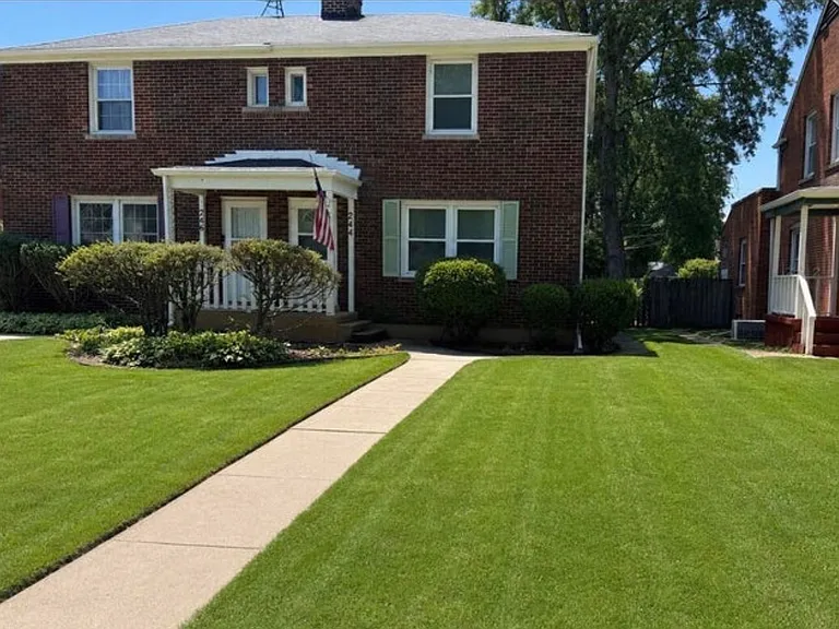 244 Beacon Pl — Photo 1
