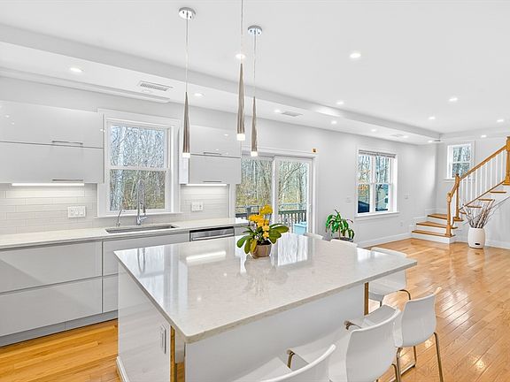 3rd image of 93 Alden St