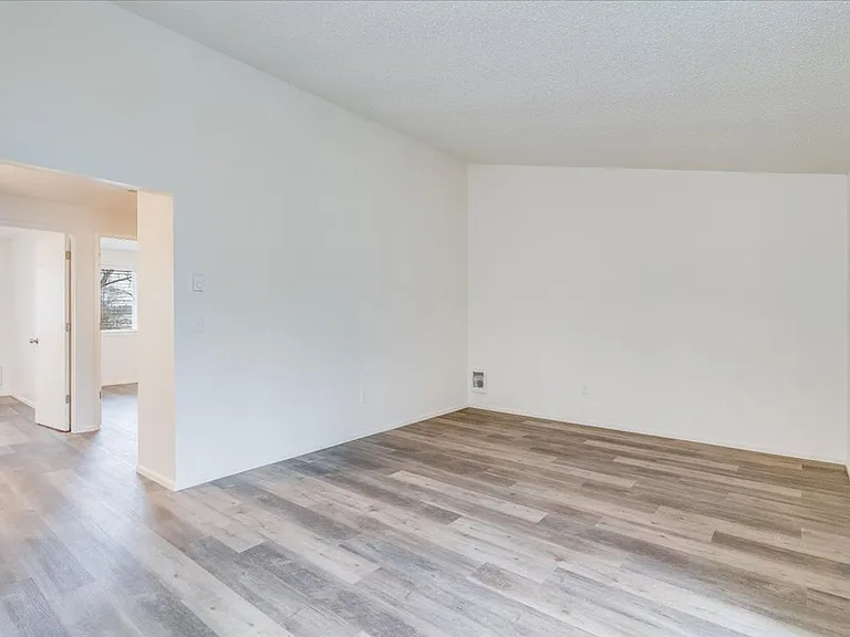 Barclay Square Where Convenience Meets Community Up to 1-Month Free! — Photo 40
