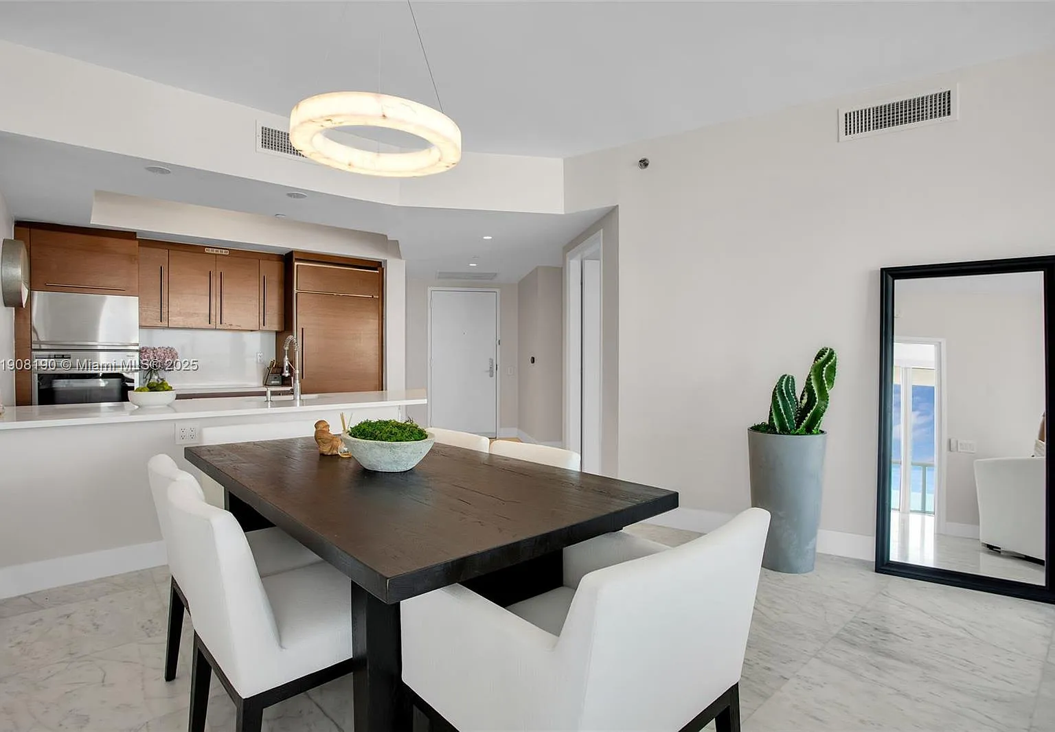 Icon Condo — Photo 4