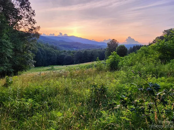 8 Dream Valley Dr, Clyde, NC 28721