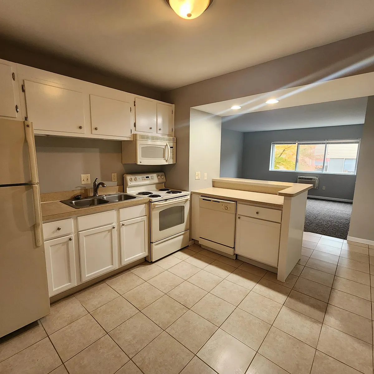 Building Photo - 756 W Kilgore Rd #206