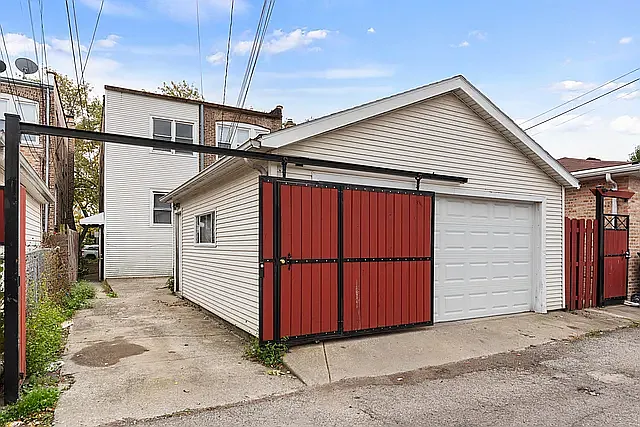 5010 W Henderson St — Photo 8