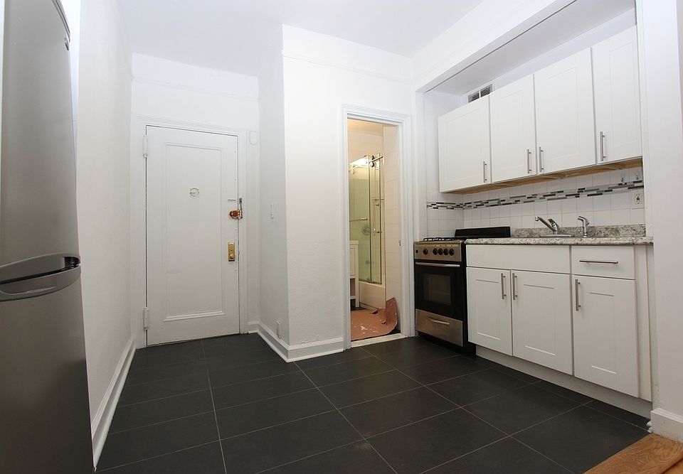 2nd image of 444 W 48th St #5D1