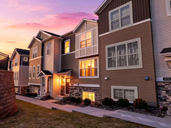 2230 Gateway Curv, North Saint Paul, MN 55109