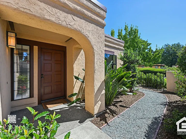 424 La Quinta Ln — Photo 4