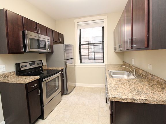 4th image of 813 W Cornelia Ave APT 1N