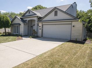 1927 Broken Oak Rd, Fort Wayne, IN 46818