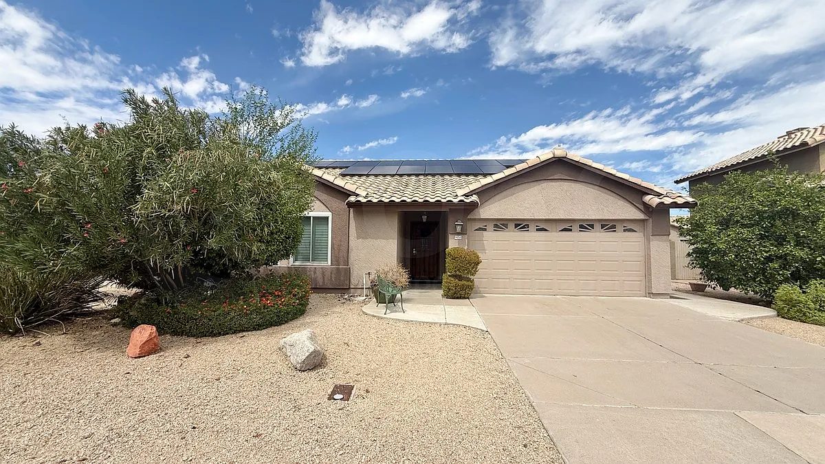 3 bed, 2.0 bath, 1467 sqft, $2,100 — Photo 2