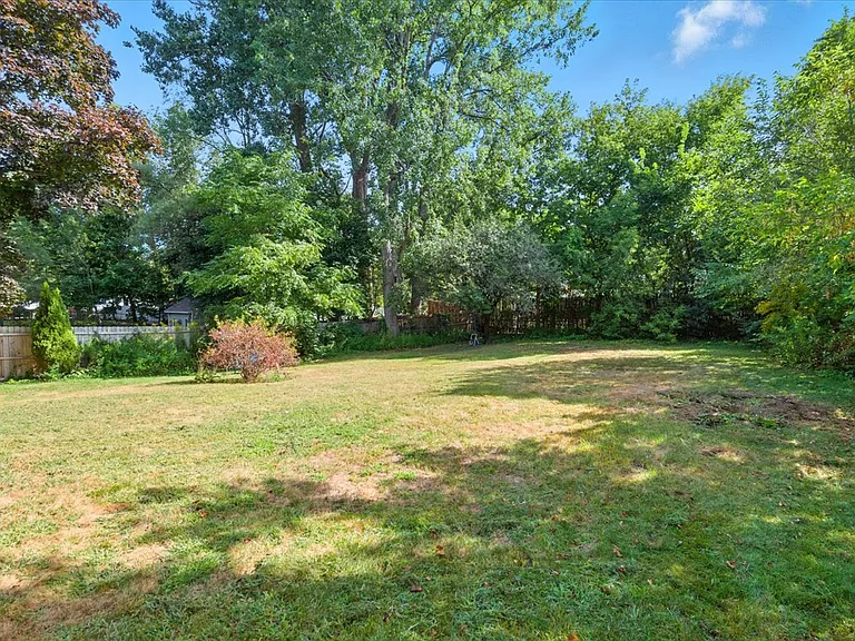 18 Maplewood Dr — Photo 40
