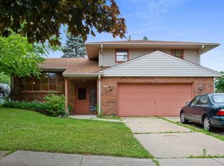 2403 Skokie Dr, Rockford, IL 61108
